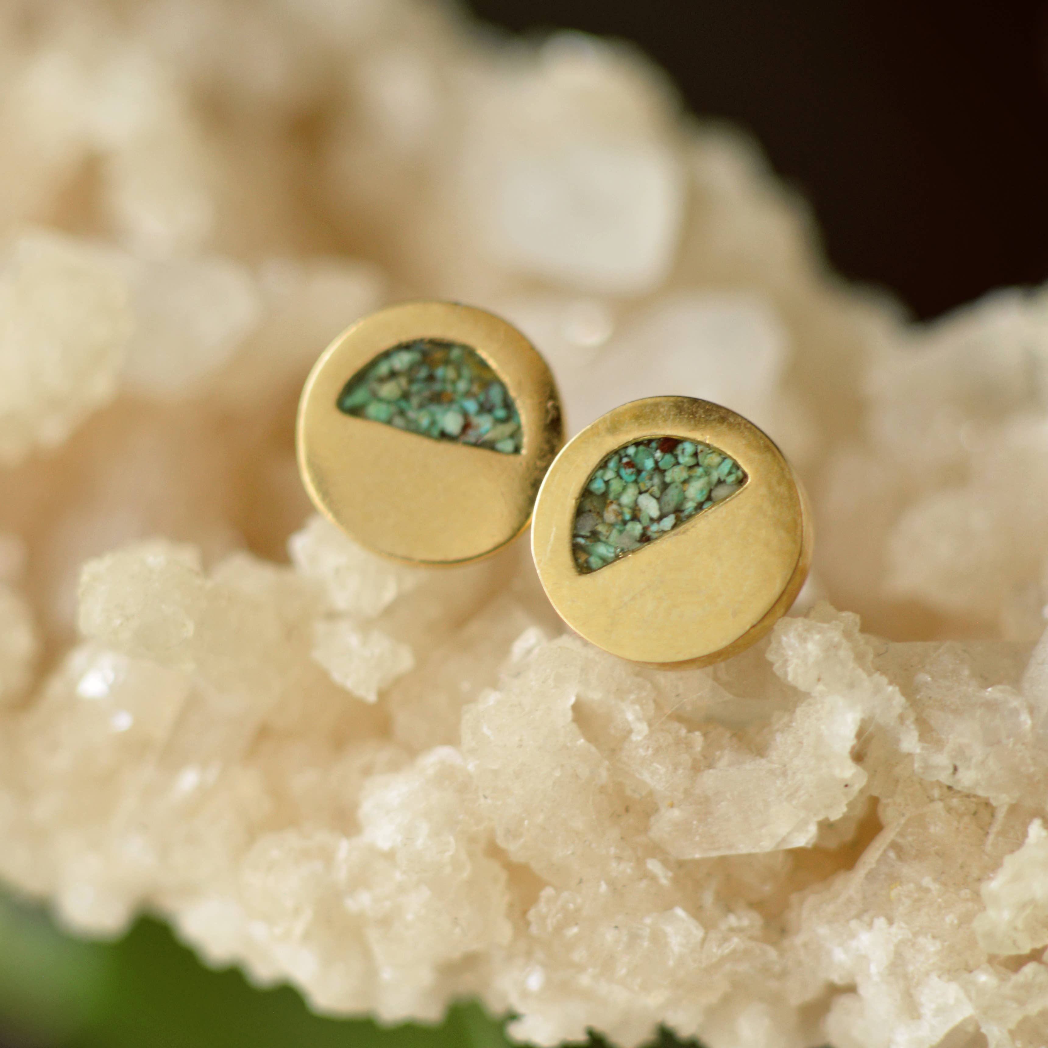 Half Moon Crushed Stone Inlay Vintage Design Gold Post