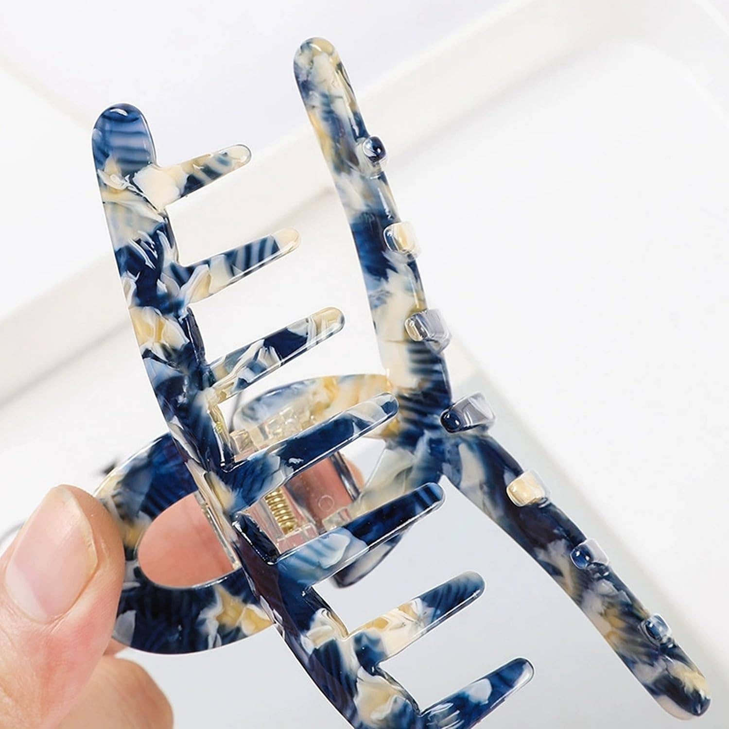 Medium Twist Hair Claw Clip