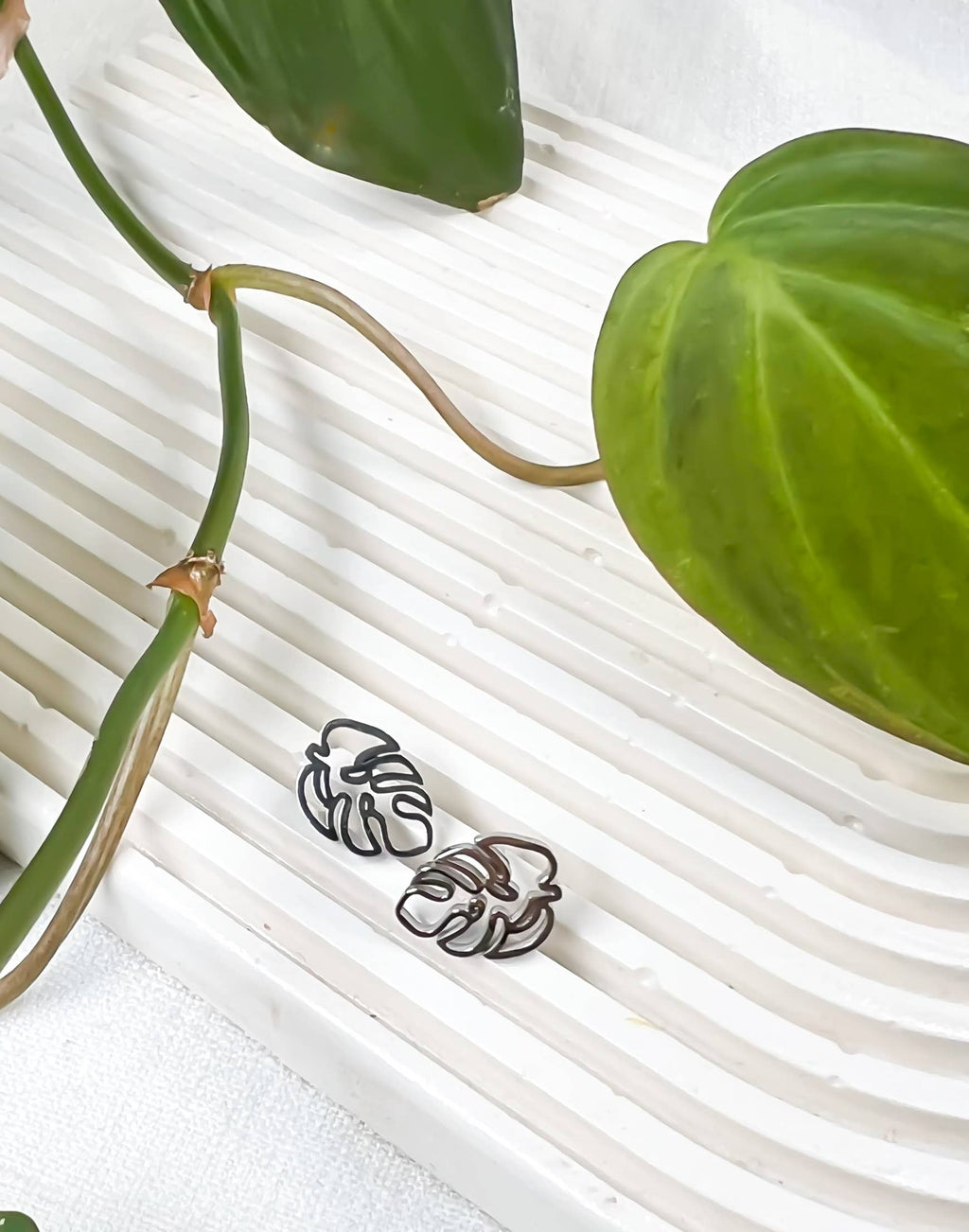 Hollow Leaf Stud