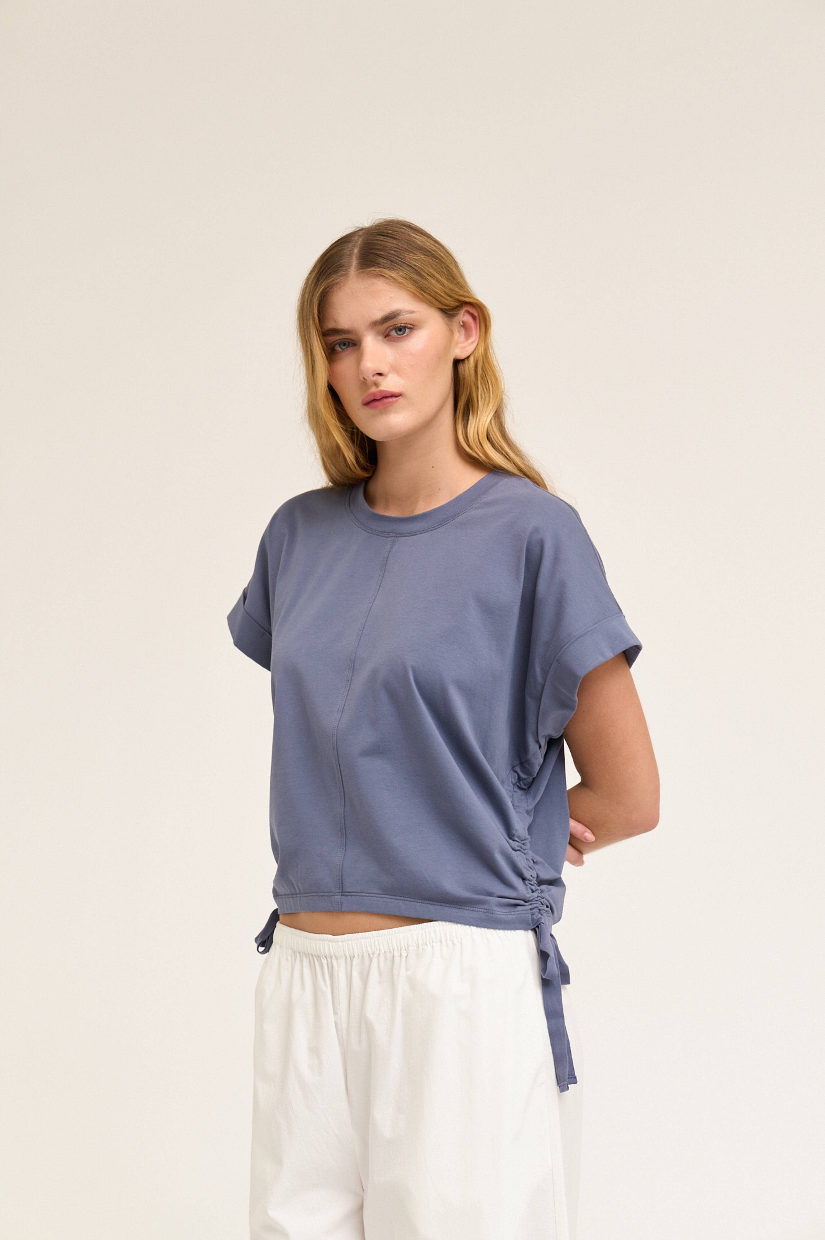 SIDE SCRUNCH TEE: FADED BLUE