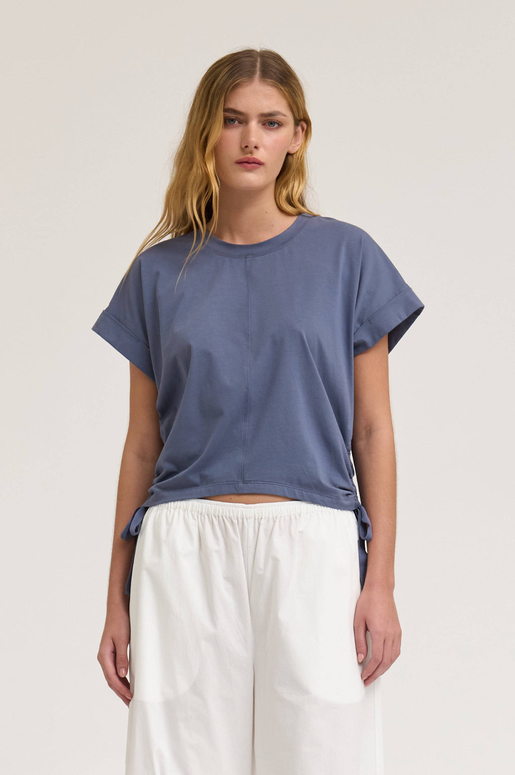 SIDE SCRUNCH TEE: FADED BLUE